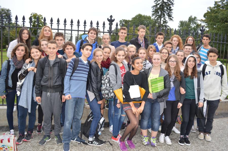 French+Students+gather+for+a+photo+during+their+trip+to+the+U.S.+and+to+PB.