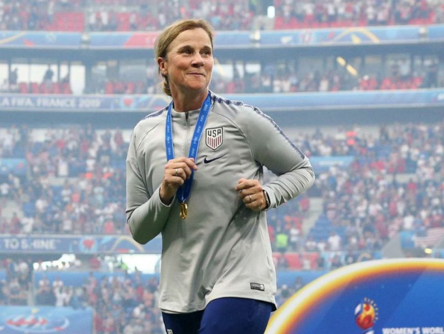 Jill Ellis is stepping down as the USWNT Head Coach after many successful years running the club. 